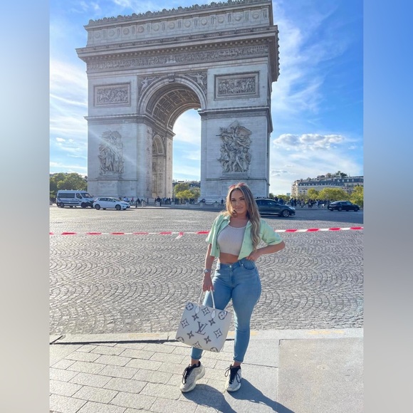 Meet your Posher, Alyssa - Picture 2 of 2